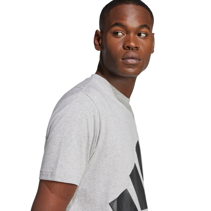 Remera Essentials Logo Grande